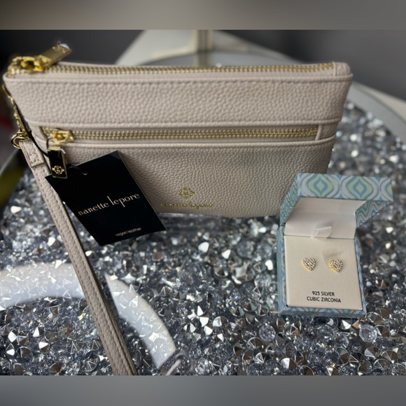 Nanette Lepore Cream Wristlet with Gold Heart Earrings NWT - Picture 6 of 7